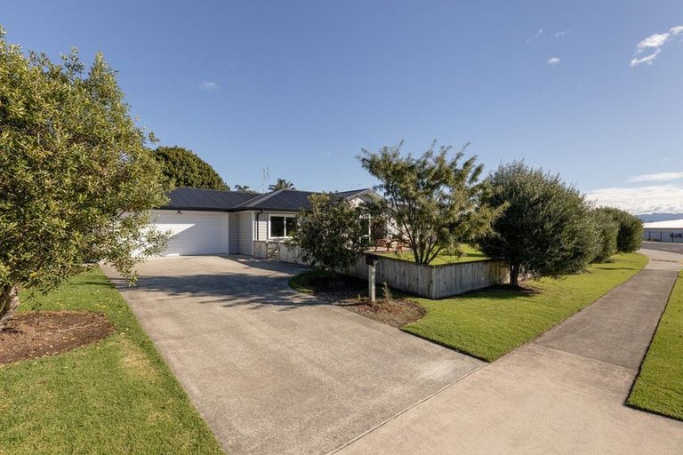 Photo of property in 2 Mckenna Lane, Omokoroa, 3114