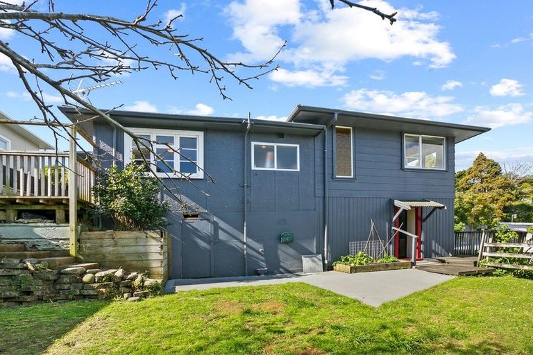 Photo of property in 8 Awanui Street, Merrilands, New Plymouth, 4312