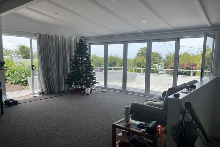 Photo of property in 98 Matipo Road, Mairangi Bay, Auckland, 0630