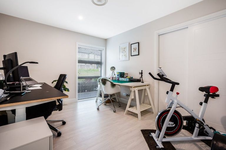 Photo of property in 10 Madeira Close, Whitby, Porirua, 5024