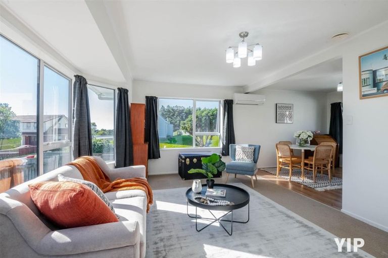 Photo of property in 3 Kingsbridge Place, Newlands, Wellington, 6037