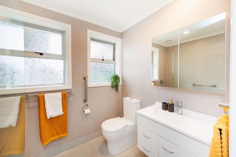 Photo of property in 9 Bristol Crescent, Roslyn, Palmerston North, 4414