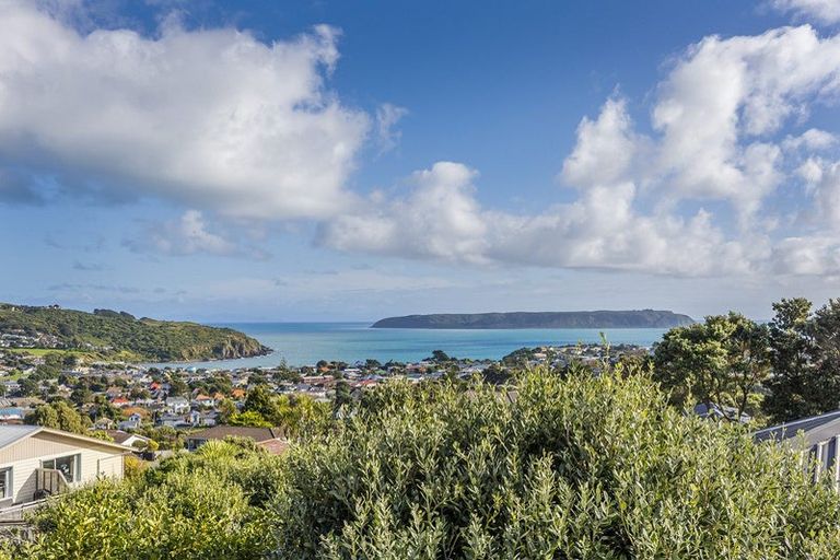 Photo of property in 117 Gloaming Hill, Titahi Bay, Porirua, 5022