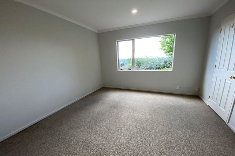 Photo of property in 8 Canary Place, Unsworth Heights, Auckland, 0632