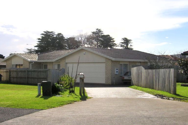 Photo of property in 24 Newry Close, East Tamaki Heights, Auckland, 2016