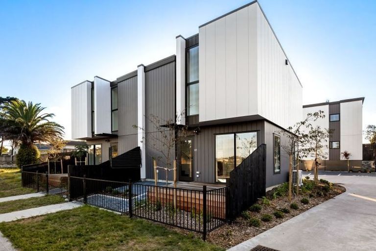 Photo of property in 8/79 Edmonton Road, Henderson, Auckland, 0612