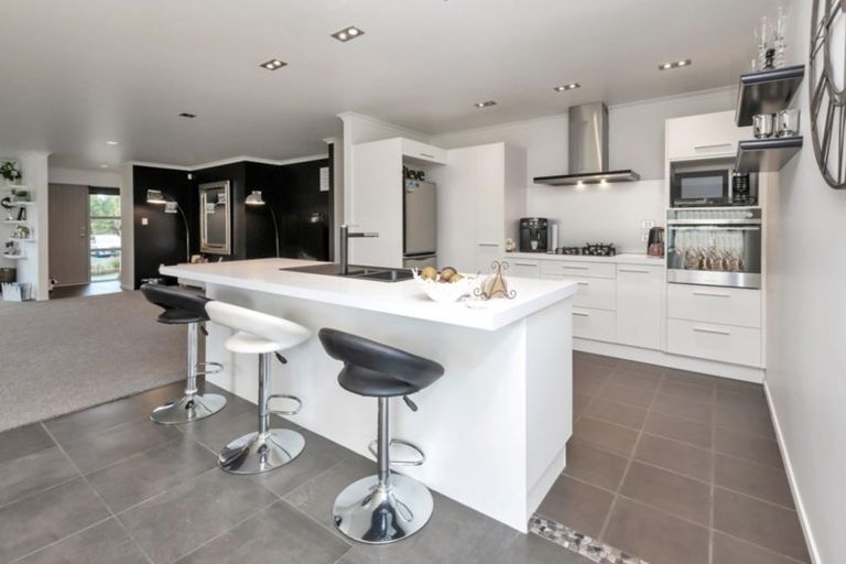 Photo of property in 18 Resolution Place, One Tree Point, 0118
