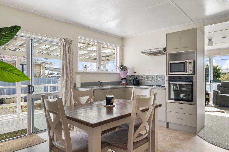 Photo of property in 2 Tapsell Road, Fairy Springs, Rotorua, 3015