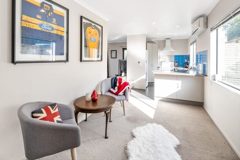 Photo of property in 29 Stewart Drive, Newlands, Wellington, 6037