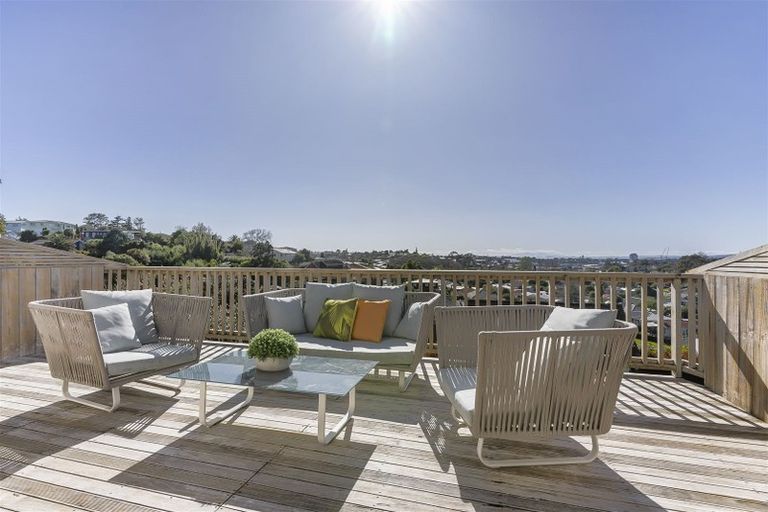 Photo of property in 2/8 Havana Place, Glenfield, Auckland, 0629