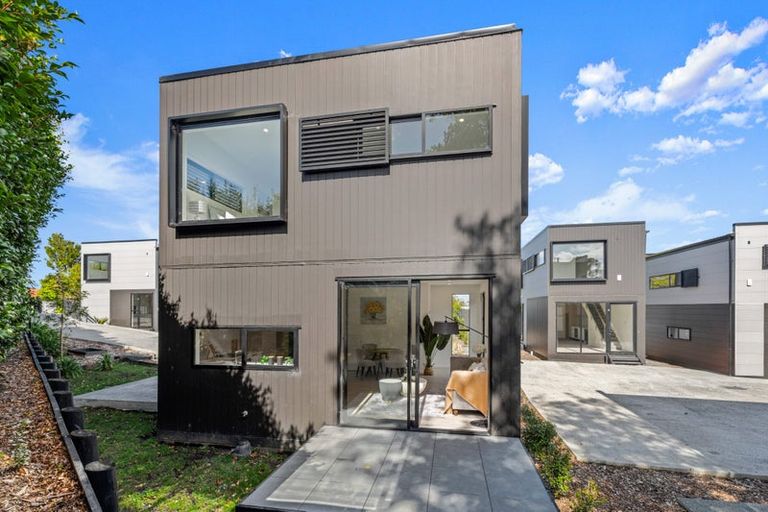 Photo of property in 2/10 Hutchinsons Road, Bucklands Beach, Auckland, 2014