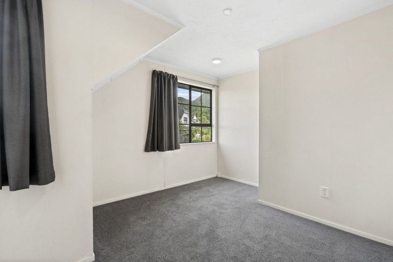 Photo of property in 42 Satara Crescent, Khandallah, Wellington, 6035
