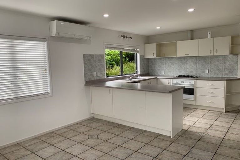 Photo of property in 2/90 Pupuke Road, Hillcrest, Auckland, 0627