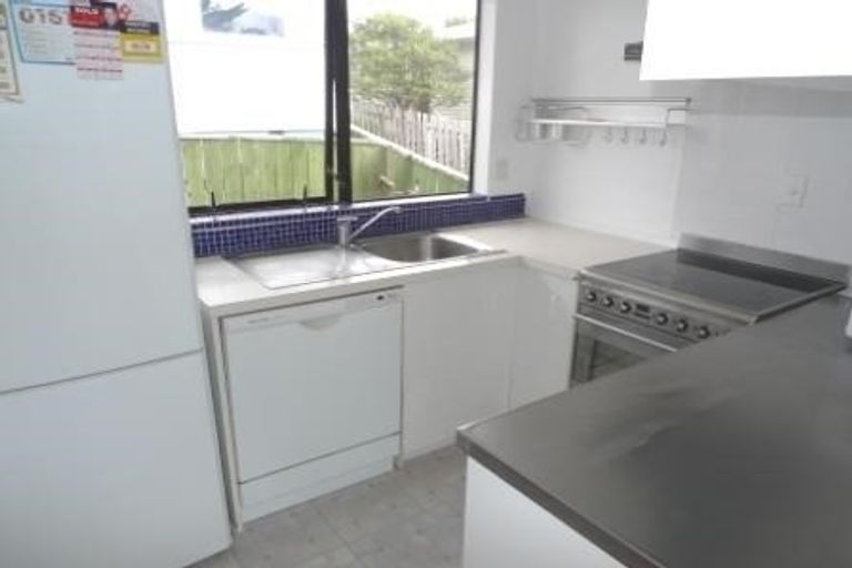 Photo of property in 39a Horokiwi Road West, Newlands, Wellington, 6037