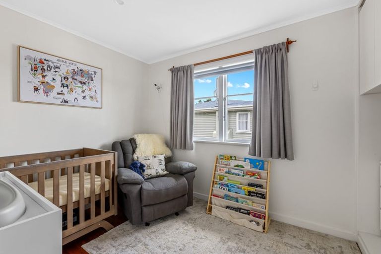 Photo of property in 15 Gill Avenue, Te Atatu Peninsula, Auckland, 0610