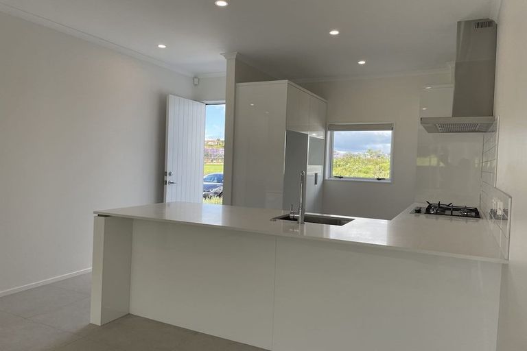 Photo of property in 38a Taikura Avenue, Red Beach, 0932