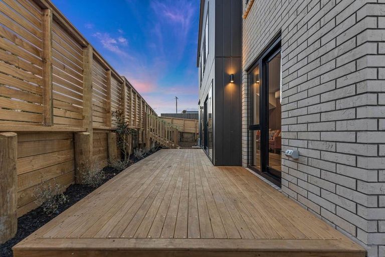 Photo of property in 98a Royal Road, Massey, Auckland, 0614