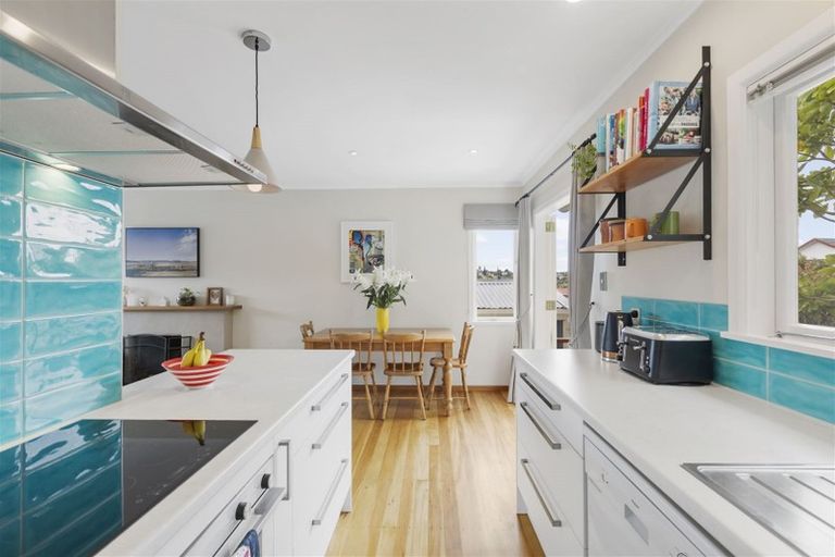 Photo of property in 1/3 Ellice Road, Totara Vale, Auckland, 0629