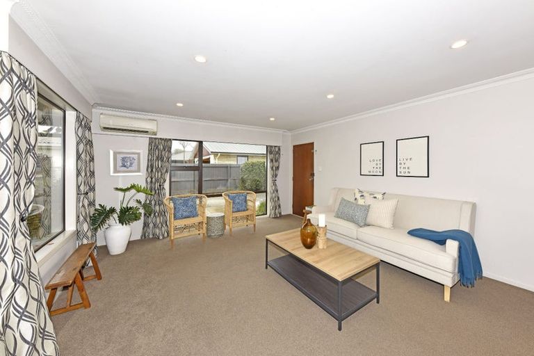 Photo of property in 2/23 Broadfell Avenue, Avonhead, Christchurch, 8042