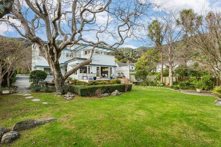Photo of property in 33 Cheviot Road, Lowry Bay, Lower Hutt, 5013