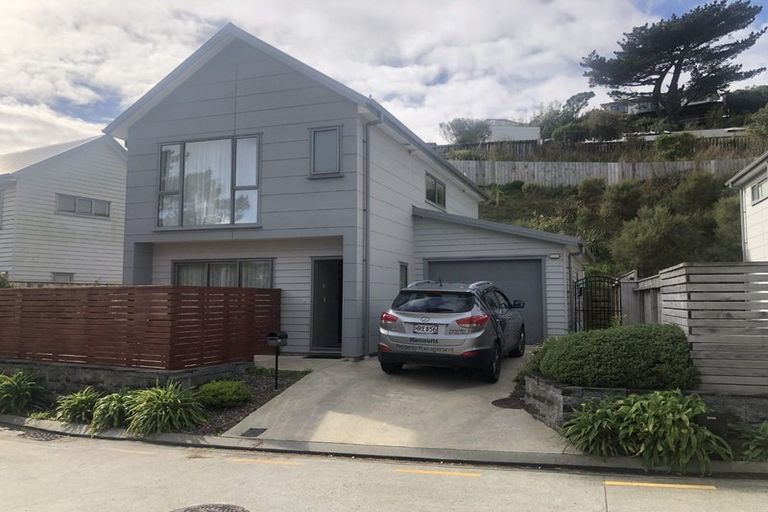 Photo of property in 16 Brindle Way, Newlands, Wellington, 6037