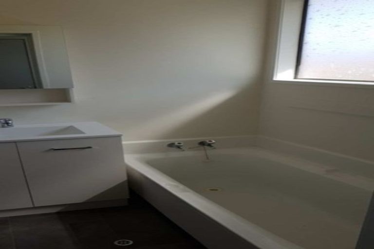 Photo of property in 2 Lina Place, Waiuku, 2123