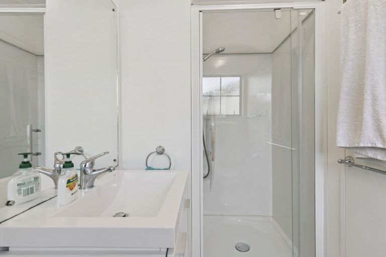 Photo of property in 87 Victory Crescent, Tawa, Wellington, 5028