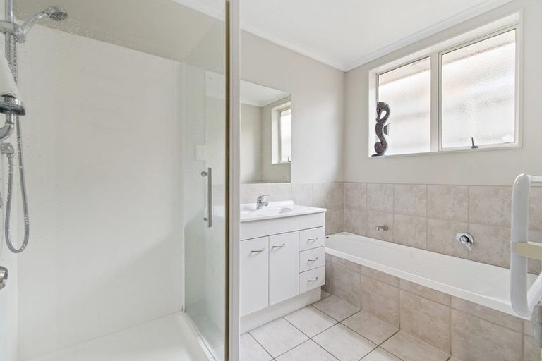 Photo of property in 182 Keri Vista Rise, Papakura, 2110