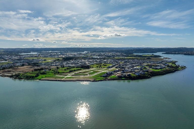 Photo of property in 25 Harbourside Parade, Hobsonville, 0616
