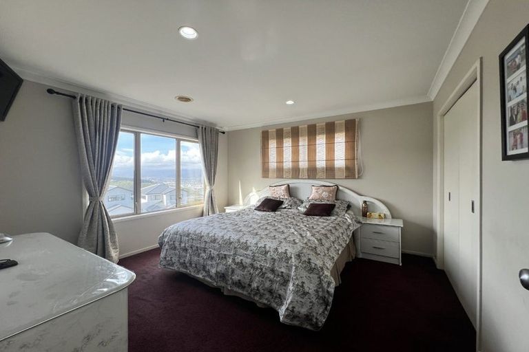 Photo of property in 26 Tamworth Crescent, Newlands, Wellington, 6037