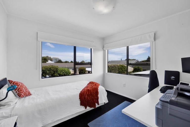 Photo of property in 10 Kamahi Avenue, Hawera, 4610