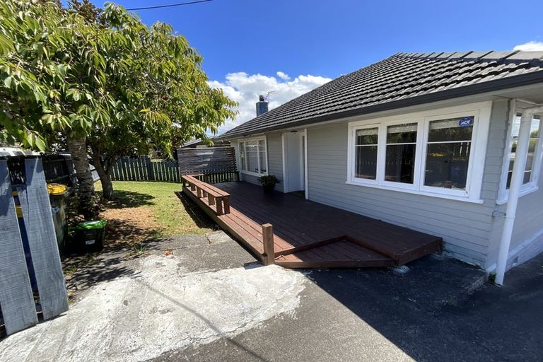 Photo of property in 4 Paton Avenue, Te Atatu South, Auckland, 0610