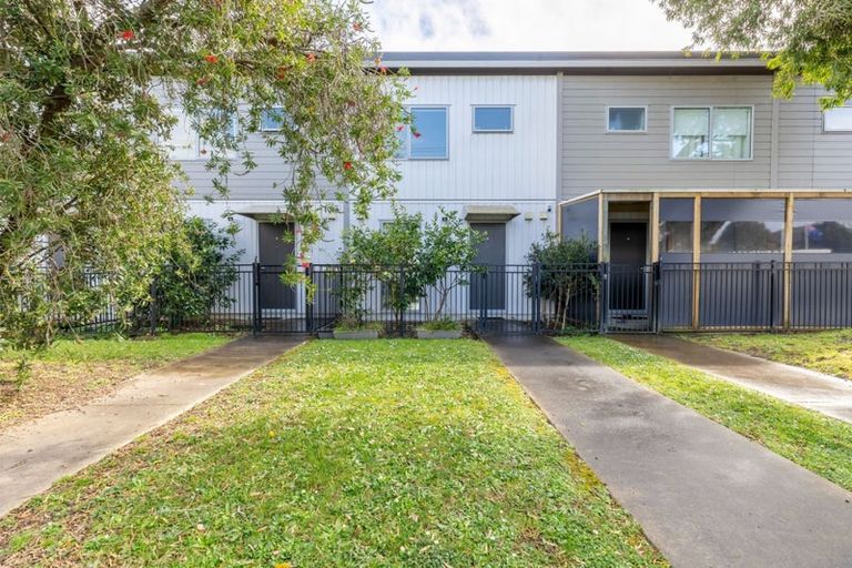 Photo of property in 6 Kanorau Place, Mangere, Auckland, 2022
