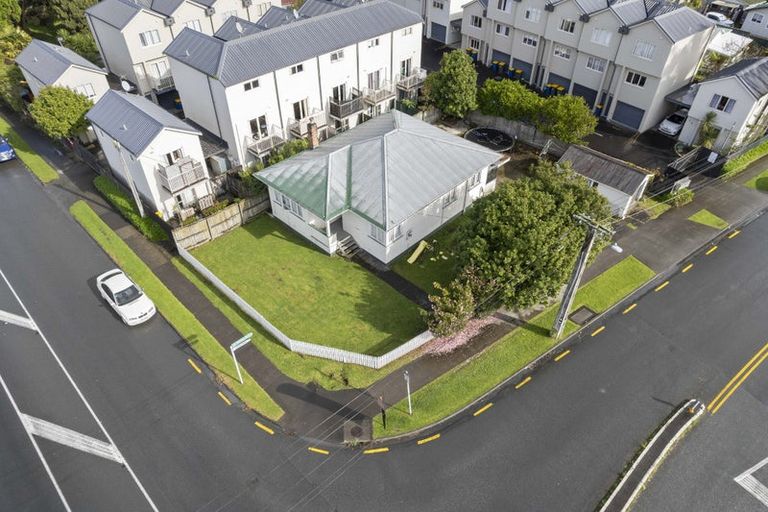 Photo of property in 2 Keeling Road, Henderson, Auckland, 0612