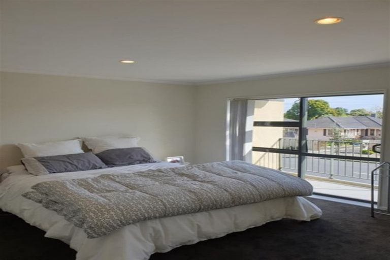 Photo of property in 3/17 Harbour View Road, Te Atatu Peninsula, Auckland, 0610