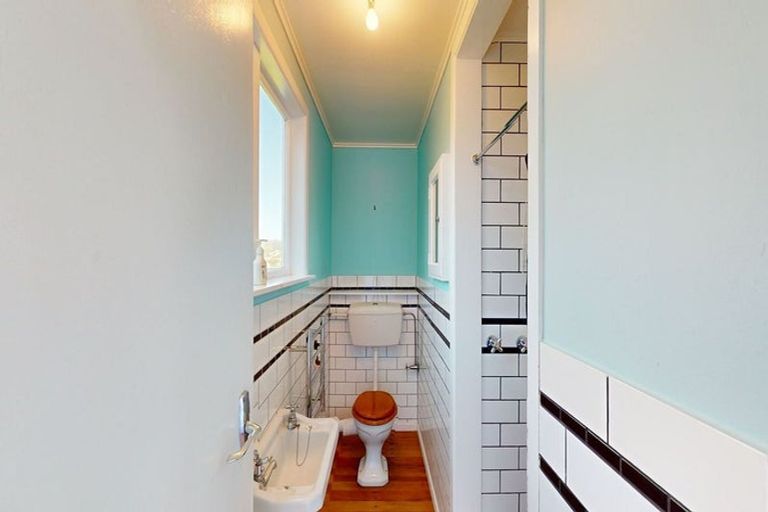 Photo of property in 2/10 Mataroa Avenue, Northland, Wellington, 6012