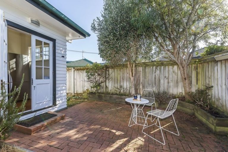 Photo of property in 1d Kereru Bend, Tawa, Wellington, 5028