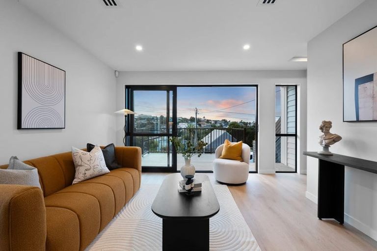 Photo of property in 2/32 Beulah Avenue, Rothesay Bay, Auckland, 0630