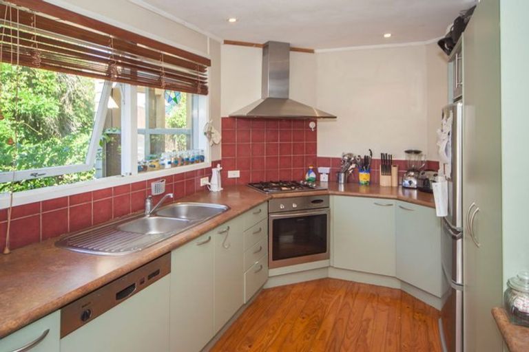 Photo of property in 41 Taipari Road, Te Atatu Peninsula, Auckland, 0610