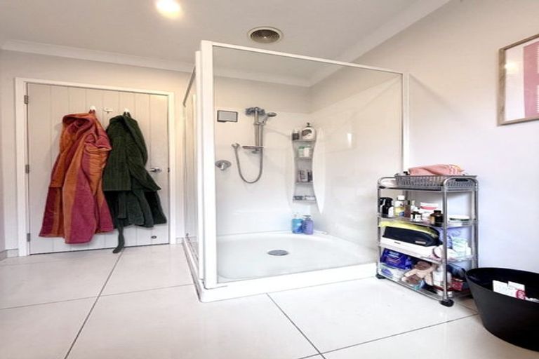 Photo of property in 17 Tamworth Crescent, Newlands, Wellington, 6037