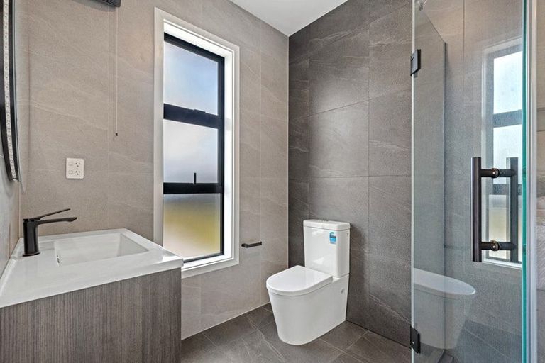 Photo of property in 18 Madden Avenue, Kumeu, 0810