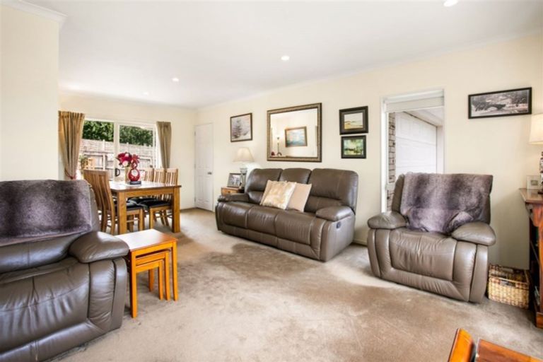 Photo of property in 2 Gendo Avenue, Henderson, Auckland, 0612