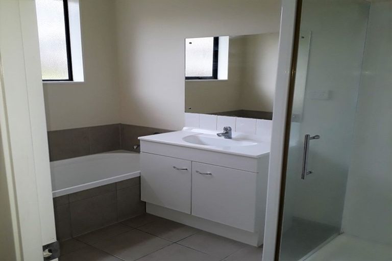 Photo of property in 20 Kathleen Reece Place, Waiuku, 2123