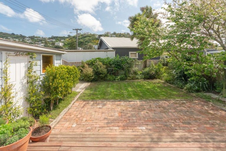 Photo of property in 90 Onepu Road, Lyall Bay, Wellington, 6022