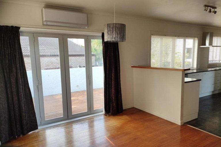 Photo of property in 15 Marsh Avenue, Forrest Hill, Auckland, 0620
