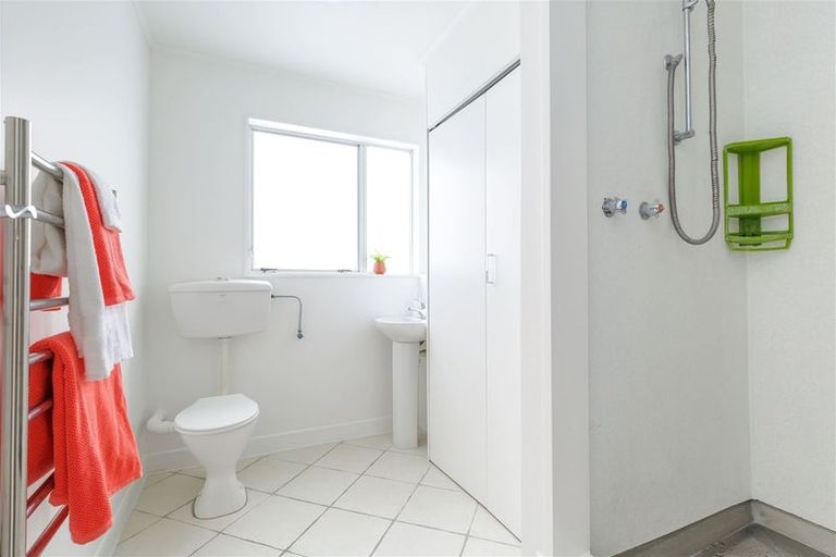 Photo of property in 34 Glanmire Road, Newlands, Wellington, 6037