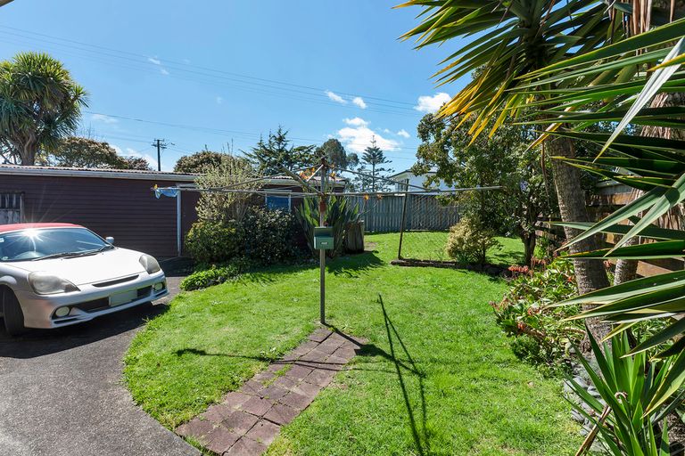 Photo of property in 1 Rowan Terrace, Te Atatu South, Auckland, 0610