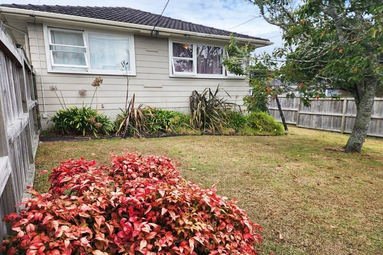 Photo of property in 52 Taipari Road, Te Atatu Peninsula, Auckland, 0610