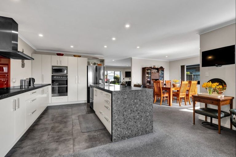 Photo of property in 38 Montague Grove, Stratford, 4332