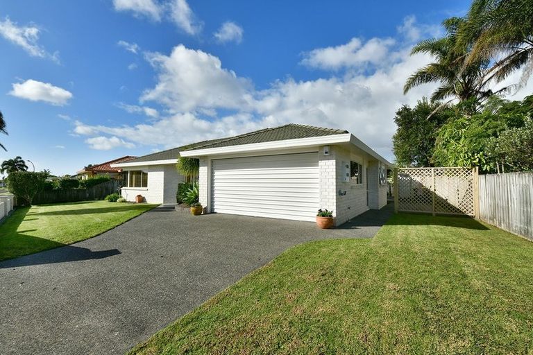 Photo of property in 113 Lakeside Drive, Orewa, 0931